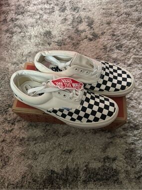 Vans men’s Checkerboard Low-Top Sneakers in Black and White